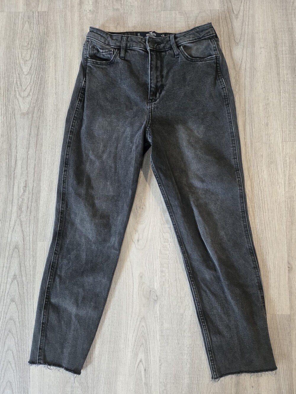 Hollister, ultra High- rise Mom Jean, size 3 short , W26- L25